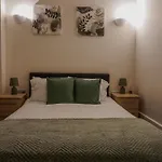 City Centre Chic Apartment With 2 Bedrooms