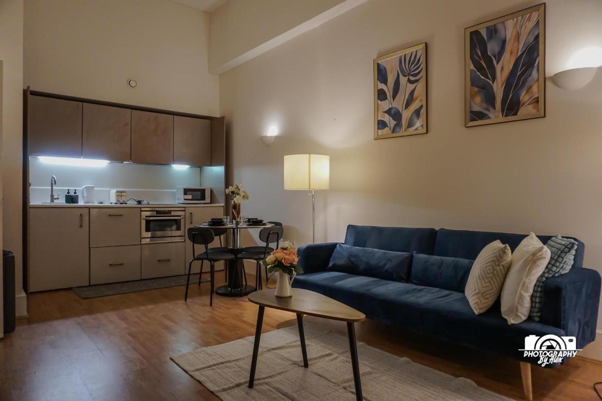 Centre Chic With 2 Bedrooms Apartment
