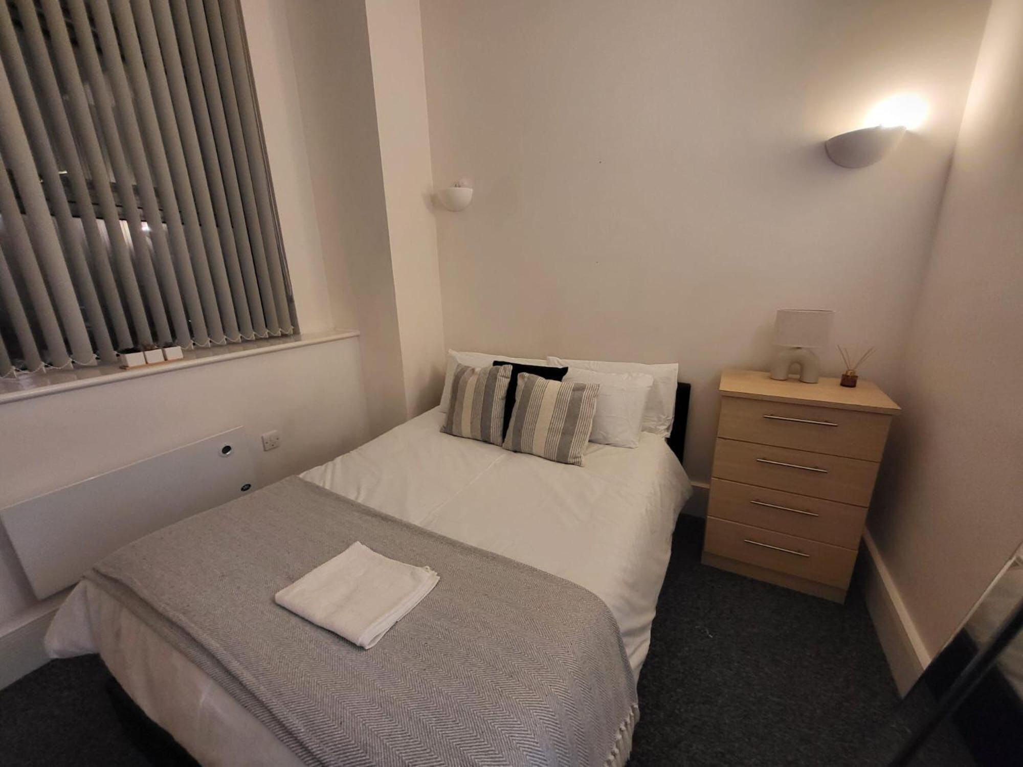Centre Chic With 2 Bedrooms Apartment *